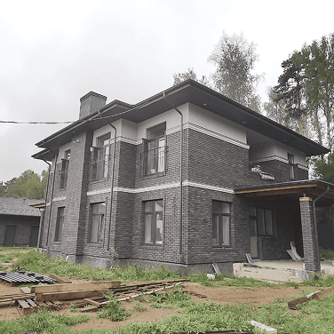 Фасад в лепнине: пенополистирол преобразил старый дом.