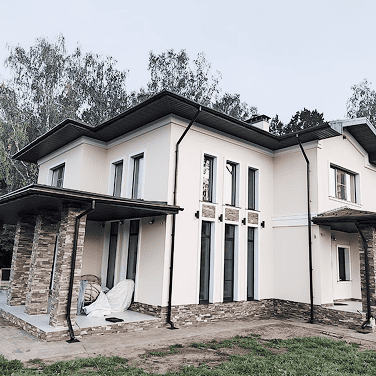 Элегантные колонны из пенопласта на городской вилле