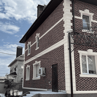 Неоклассический декор: карнизы оживили исторический особняк.