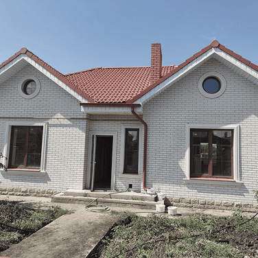 Минималистичные пилястры: современный фасад в пенополистироле.