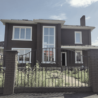 Геометрический рельеф: стильный дом с объемным декором.