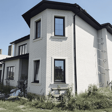 Скульптурные порталы: фасад засиял новыми деталями